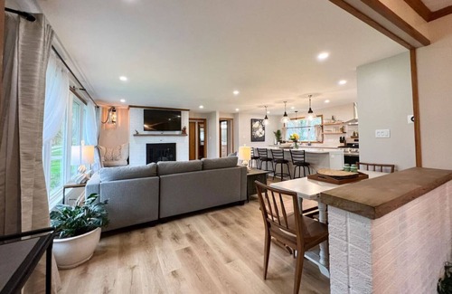 Tonawanda House | Riverview House: 13 miles to Niagara Falls and 12 miles to Buffalo