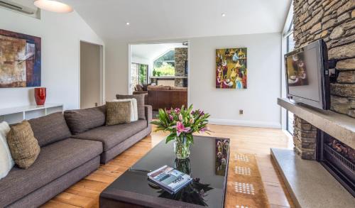 Arthur's Point House | Riverview Retreat Holiday Home by MajorDomo