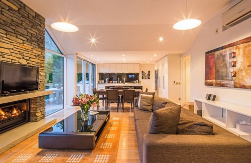 Arthur's Point House | Riverview Retreat
