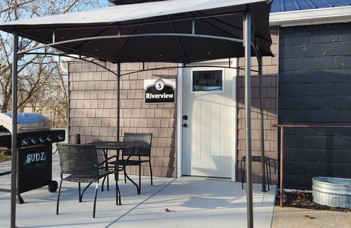 Mount Vernon Apartment | Riverview Studio Apartment. Weekly/Monthly Discounts! Wifi. Convenient Location.