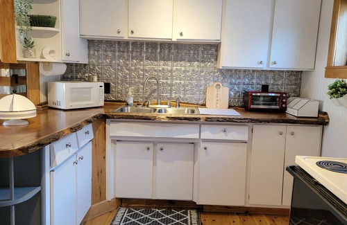Friendsville Apartment | Riverview Suite