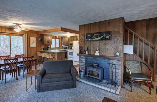 Mayfield Ski Chalet | Riverwalk Chalet: HotTub, Hike & Snowmobile Trails