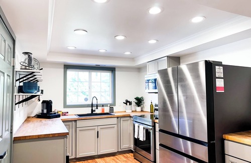 Springfield House | Riverwalk Retreat: Spacious, Hot tub, Near Autzen
