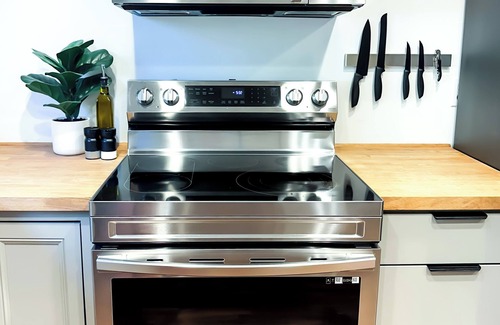 Springfield House | Riverwalk Retreat: Spacious, Hot tub, Near Autzen