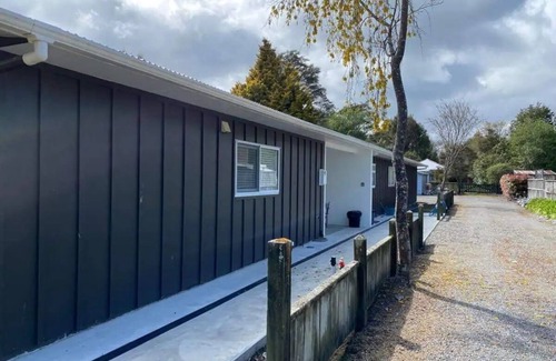 Turangi House | Riverway Lodge 5 Bedroom, 2 kitchens, 3 Bathroomsn