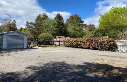 Turangi House | Riverway Lodge 5 Bedroom, 2 kitchens, 3 Bathroomsn