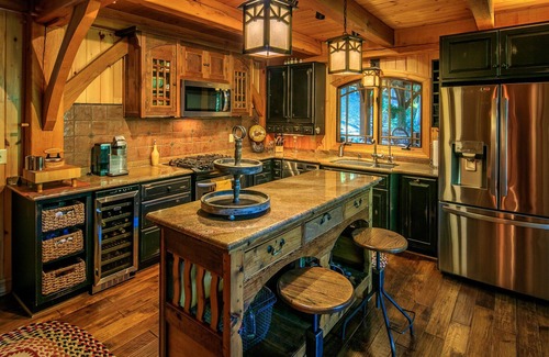 Lansing Cabin | Riverwind Lodge - 3 Acres on the New River!