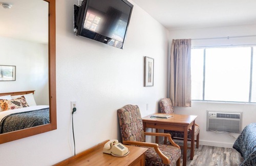 Delta House | Riverwood Inn Hotel Deluxe King Suite