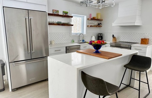 Meaford Cabin | Riverwood Retreat: Modern Charm by the River