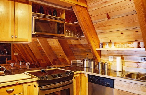La Pine Cabin | Riviera Des Chutes (River of the Falls) Cabin in the Woods