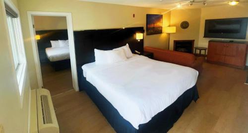 Gananoque Hotel | Riviera Inn And Suites 1000 Islands