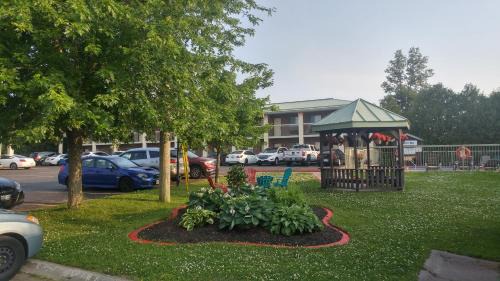 Gananoque Hotel | Riviera Inn And Suites 1000 Islands