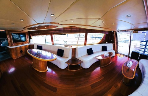 Dubai Marina Boat Rental | Riviera Leisure Yachts Dubai