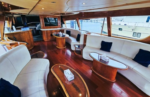 Dubai Marina Boat Rental | Riviera Leisure Yachts Dubai