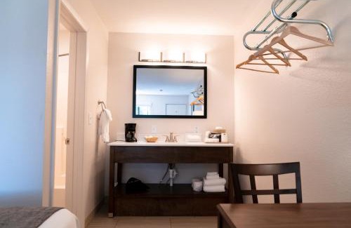 Saratoga Hotel | Riviera Motor Lodge