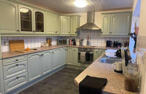 Crawcrook Apartment | Riya Apartments - 5 Bedroom, 7 beds, 2 Bathroom, Fast Wifi, Free Parking, 20PERCENT OFF LONG STAY -See our site or email for Best price