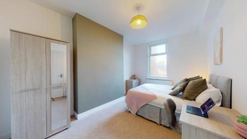 Westoe Apartment | Riya Apartments - 3 Bedroom, 5 beds, 1 Bathroom, Fast Wifi, Sky Sports, Free Parking, 20 PERCENT OFF LONG STAY -See our site for assurance