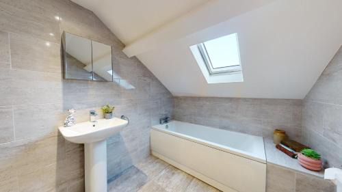 Westoe Apartment | Riya Apartments - 3 Bedroom, 5 beds, 1 Bathroom, Fast Wifi, Sky Sports, Free Parking, 20 PERCENT OFF LONG STAY -See our site for assurance