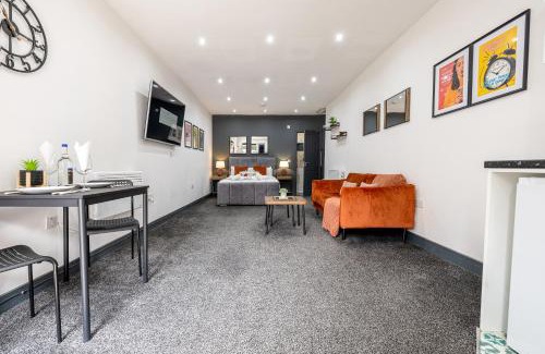 Cradley Apartment | RNM - Business Contractor Ready, Quiet, Private Access & Entire Place, Kitchen & Washroom with amenities, Smart Tv, Easy Access, Fast Starlink WiFi, Parking Nearby