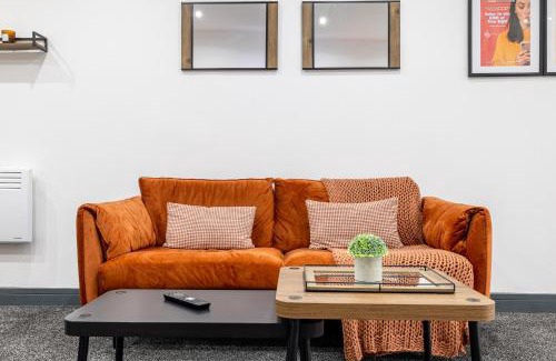 Cradley Apartment | RNM - Business Contractor Ready, Quiet, Private Access & Entire Place, Kitchen & Washroom with amenities, Smart Tv, Easy Access, Fast Starlink WiFi, Parking Nearby