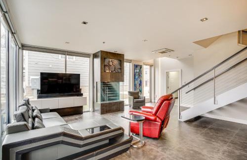 Elkhart Lake House | Road America Retreat Modern Villa with Garage!