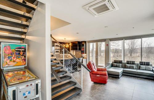 Elkhart Lake House | Road America Retreat Modern Villa with Garage!