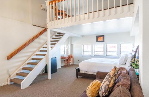 Loa Hotel | Road Creek Inn