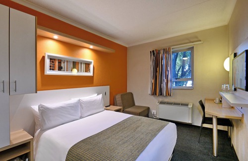 Germiston Hotel | Road Lodge Germiston Lake