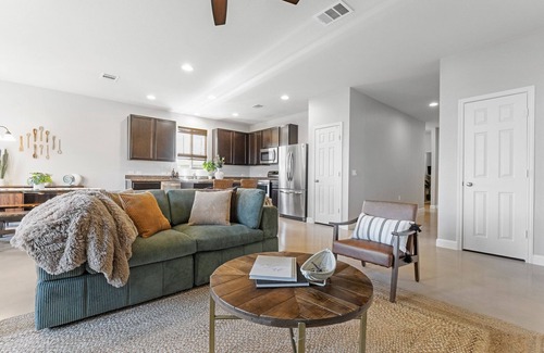 Imperial Valley House | Roadmap Lodging: 3/2 East ATX, Private, Pet Friendly, Fenced Backyard