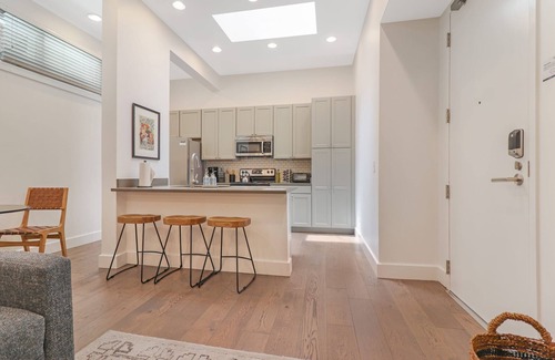 Central Business District Apartment | Roami at Bourbon Place