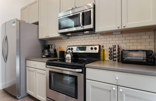 Central Business District Apartment | Roami at Bourbon Place