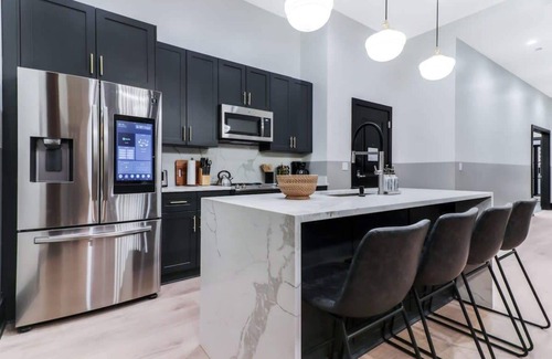 Arts/Warehouse District Hotel | Roami at Brassline Near Bourbon St Bach Suite #31