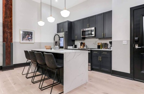 Arts/Warehouse District Hotel | Roami at Brassline Near Bourbon St Bach Suite #31