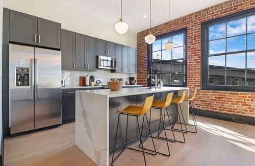 Arts/Warehouse District Hotel | Roami at Brassline Near Bourbon St 3BR #42