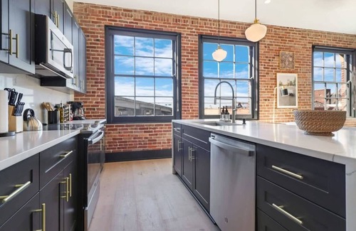 Arts/Warehouse District House | Roami at The Lola | Group Friendly | 7 Bed Combo