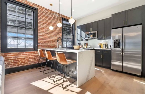 Arts/Warehouse District House | Roami at The Lola | Group Friendly | 4 Bedroom Apt