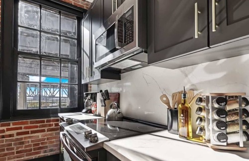 Arts/Warehouse District House | Roami at The Lola | Group Friendly | 4 Bedroom Apt