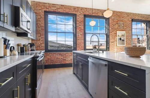 Arts/Warehouse District Apartment | Roami at The Lola Near Bourbon St 3BR #57