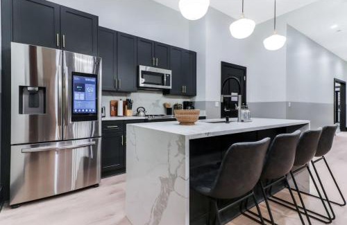 Arts/Warehouse District Apartment | Roami at The Lola Near Bourbon St Bach Suite #31