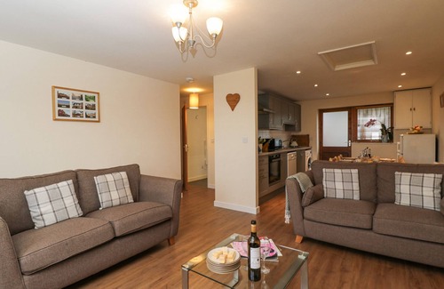 Hook Cottage | ROAN COTTAGE, pet friendly, with a garden in Royal Wootton Bassett