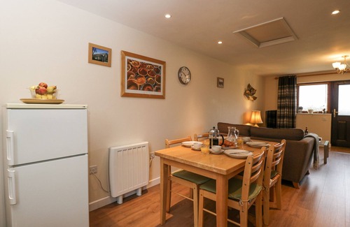 Hook Cottage | ROAN COTTAGE, pet friendly, with a garden in Royal Wootton Bassett