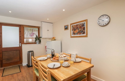 Hook Cottage | ROAN COTTAGE, pet friendly, with a garden in Royal Wootton Bassett