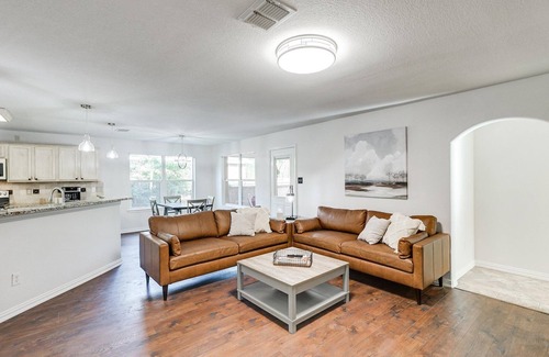 Roanoke House | Roanoke Retreat - EV Charger - 3 primary Suites!