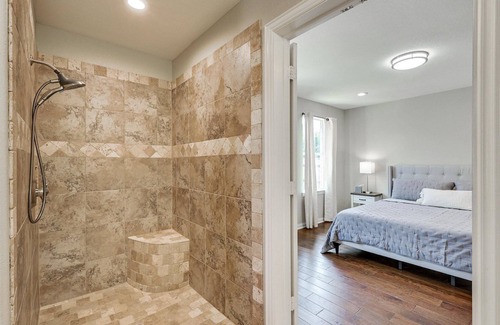 Roanoke House | Roanoke Retreat - EV Charger - 3 primary Suites!