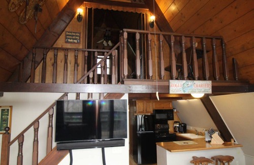Burnsville Ski Chalet | 🌲Roaring Fork Chalet: MTN View, Hiking, Waterfalls, Trails - Dog Friendly!🐕‍🦺
