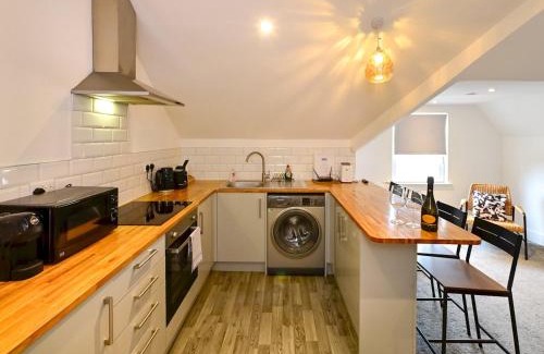 Caerau Apartment | Roath - Modern Flat Near City Centre WParking Pass the Keys