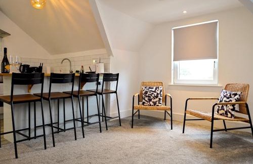 Caerau Apartment | Roath - Modern Flat Near City Centre WParking Pass the Keys
