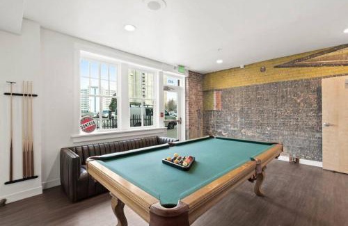 Riverside Apartment | Roav Stays - J and K Luxury Apartment 304