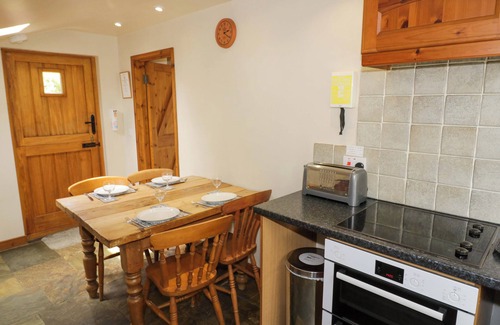 Quedgeley Cottage | ROBBIE'S BARN, pet friendly, with open fire in Stratford-Upon-Avon