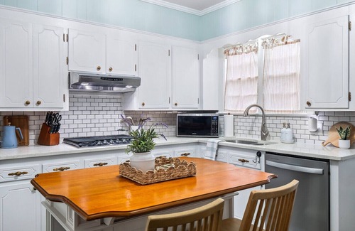 Washington Apartment | Roberson House: Private Pool|Walk to Downtown|Sleeps 12